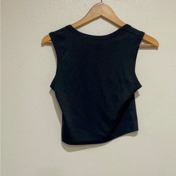Elegant Black Sleeveless Tank Top - Picture 6 of 7